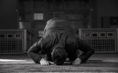 What Is the Ruling of Placing the Nose on the Ground in Sujud? 