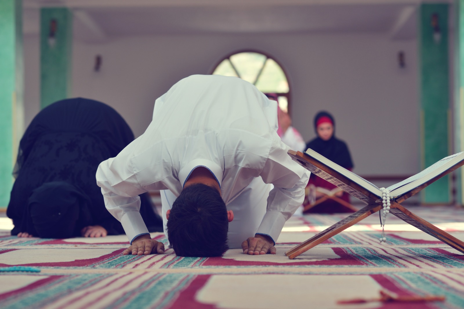 Строгий мусульманин. Мужчина в мечети. Мужчина молится в мечети. Парень в мечети.